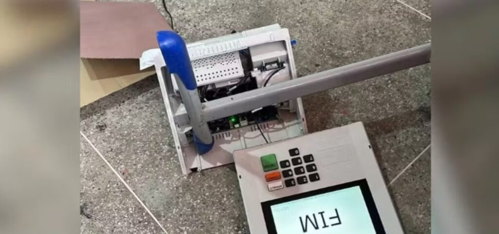 eleitor-arremessa-urna-eletronica-ao-chao-e-equipamento-e-substituido-em-fortaleza