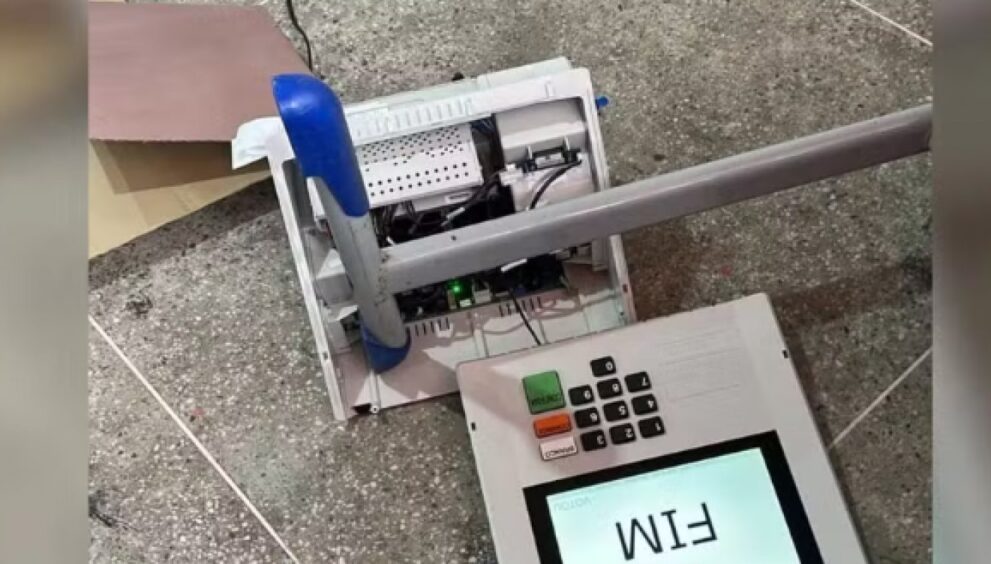 eleitor-arremessa-urna-eletronica-ao-chao-e-equipamento-e-substituido-em-fortaleza