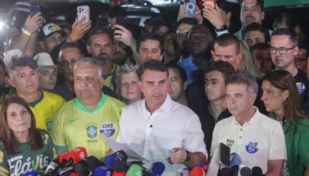 candidato-flavio-bolsonaro-diz-que-nao-reconhece-vitoria-de-opositor