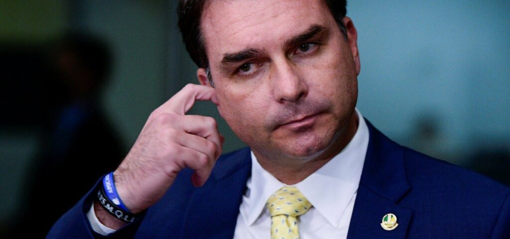 tse-rebate-flavio-bolsonaro-e-nega-retirada-de-fiscais-do-pl-durante-apuracao