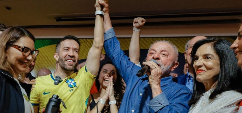 lula-avanca-sobre-flavio-bolsonaro-em-96,7%-dos-municipios-no-2o-turno