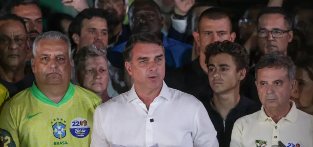 por-determinacao-de-moraes,-pf-manda-flavio-bolsonaro-entregar-passaporte