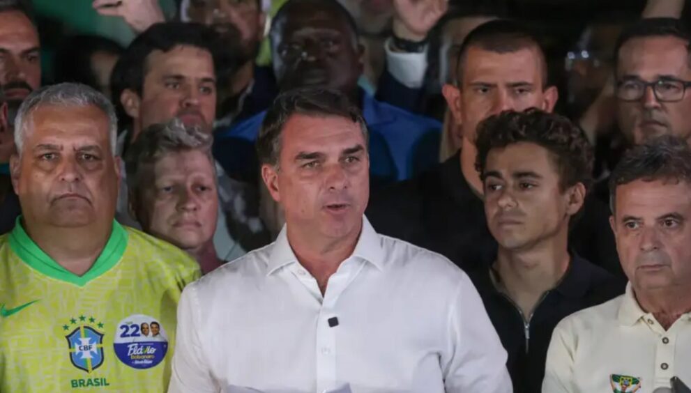 por-determinacao-de-moraes,-pf-manda-flavio-bolsonaro-entregar-passaporte