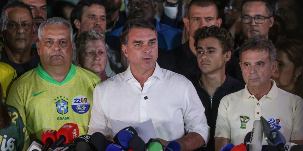 flavio-e-proibido-de-deixar-o-pais-e-tera-que-entregar-passaportes