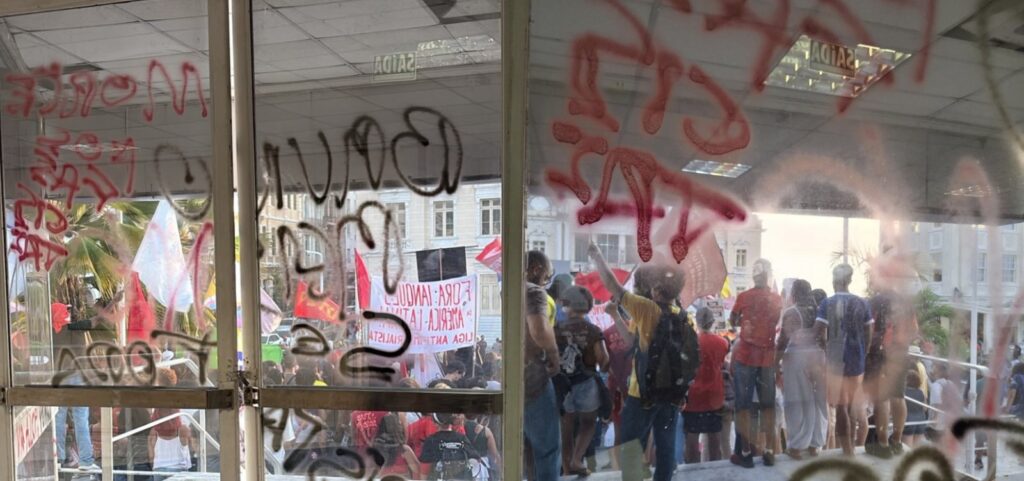 prefeitura-de-salvador-suspende-expediente-apos-vandalismo-em-protesto-contra-bruno-reis