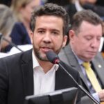 Ministro da Fazenda diz que governo prepara medida para garantir cumprimento da meta fiscal e conter alta da dívida pública
