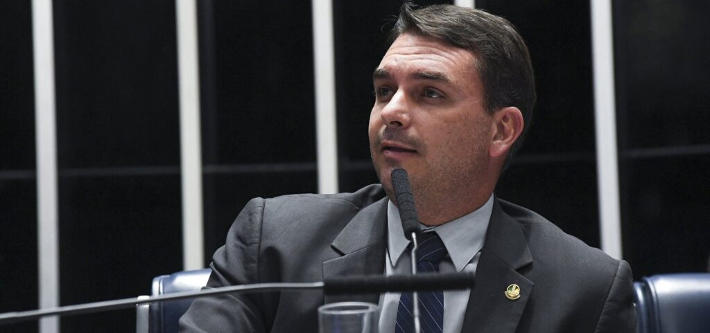 pf-vai-a-casa-de-flavio-bolsonaro-para-recolher-passaportes-apos-ordem-de-moraes