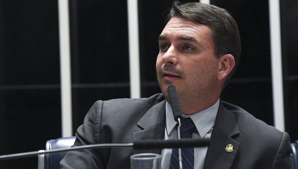 pf-vai-a-casa-de-flavio-bolsonaro-para-recolher-passaportes-apos-ordem-de-moraes