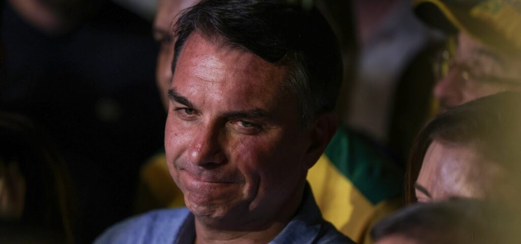 flavio-bolsonaro-cruza-a-fronteira-a-pe-para-a-argentina,-diz-site-internacional