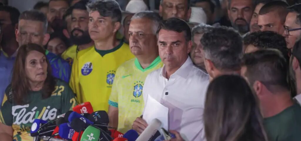 aeronave-que-supostamente-levaria-flavio-bolsonaro-aos-eua-permanece-parada-na-argentina