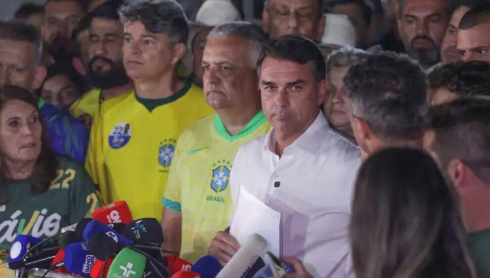 aeronave-que-supostamente-levaria-flavio-bolsonaro-aos-eua-permanece-parada-na-argentina