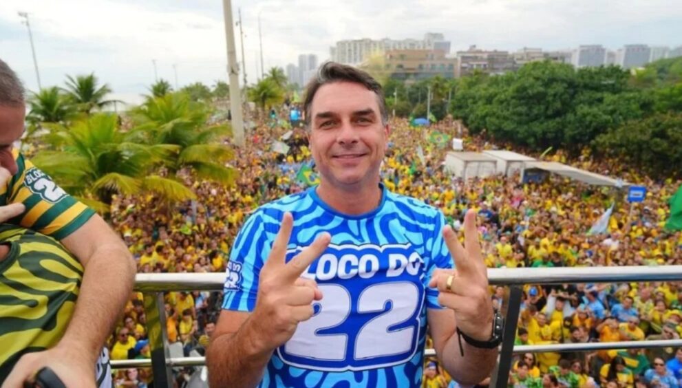 dino-determina-que-pf-investigue-suspeita-de-financiamento-estrangeiro-a-campanha-de-flavio-bolsonaro