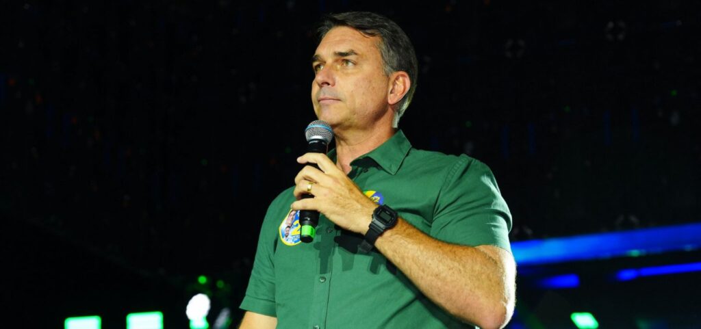 flavio-bolsonaro-deixa-o-brasil-com-esposa-e-filhas-e-deve-pedir-asilo-politico-nos-eua
