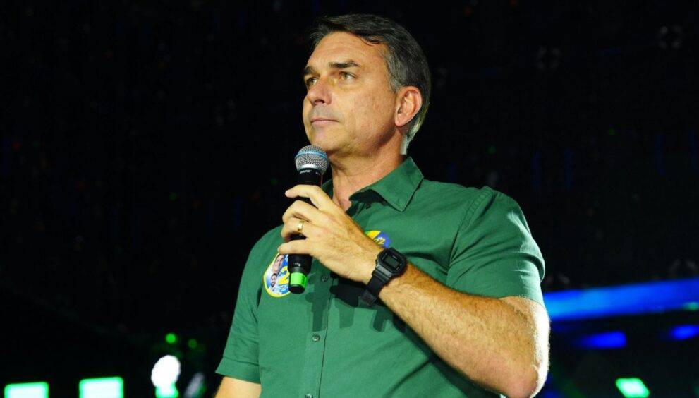 flavio-bolsonaro-deixa-o-brasil-com-esposa-e-filhas-e-deve-pedir-asilo-politico-nos-eua