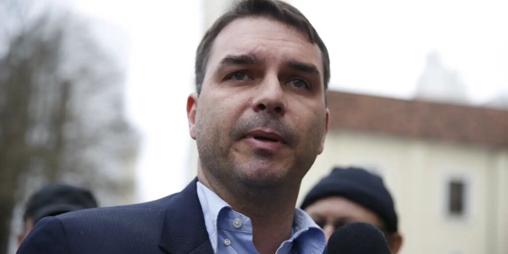 flavio-bolsonaro-foge-para-os-estados-unidos,-diz-agencia-reuters