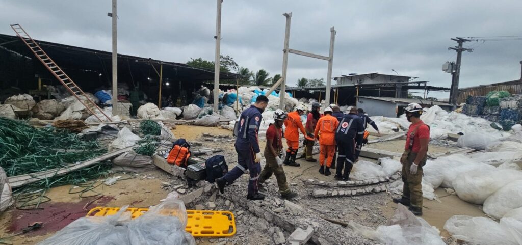 desabamento-em-galpao-de-reciclagem-deixa-dois-mortos-em-piraja