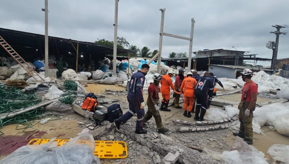 desabamento-em-galpao-de-reciclagem-deixa-dois-mortos-em-piraja