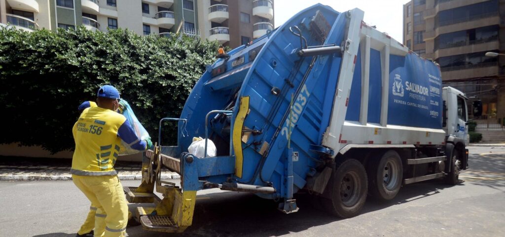 trabalhadores-da-limpeza-urbana-anunciam-greve-em-salvador-a-partir-de-novembro