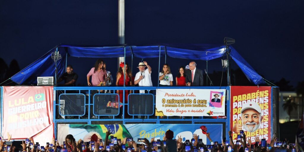 lula-classifica-saida-de-flavio-bolsonaro-do-brasil-como-“vergonhosa”
