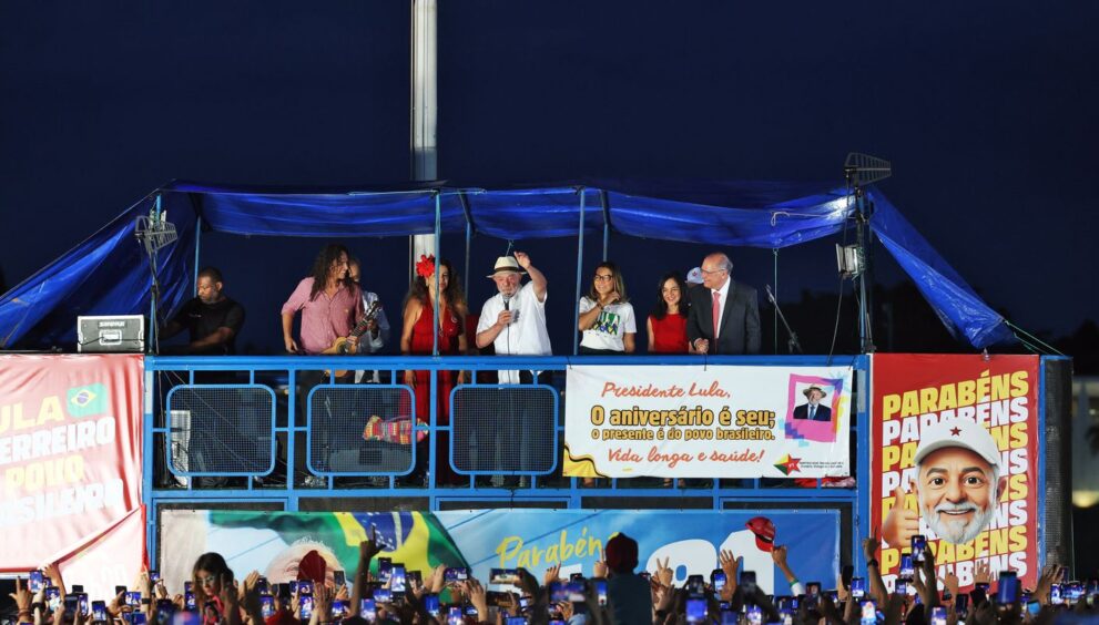 lula-classifica-saida-de-flavio-bolsonaro-do-brasil-como-“vergonhosa”