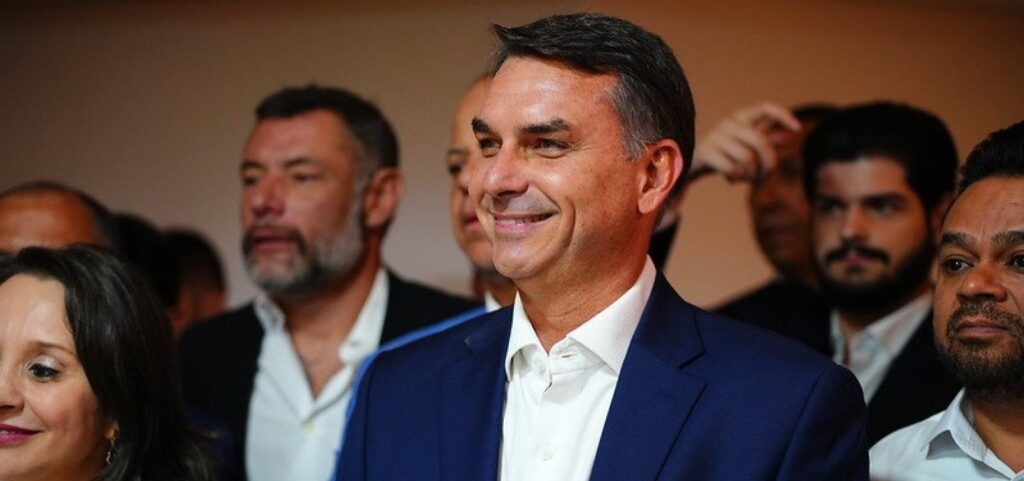 pf-faz-busca-em-endereco-ligado-a-flavio-bolsonaro-apos-senador-deixar-o-brasil