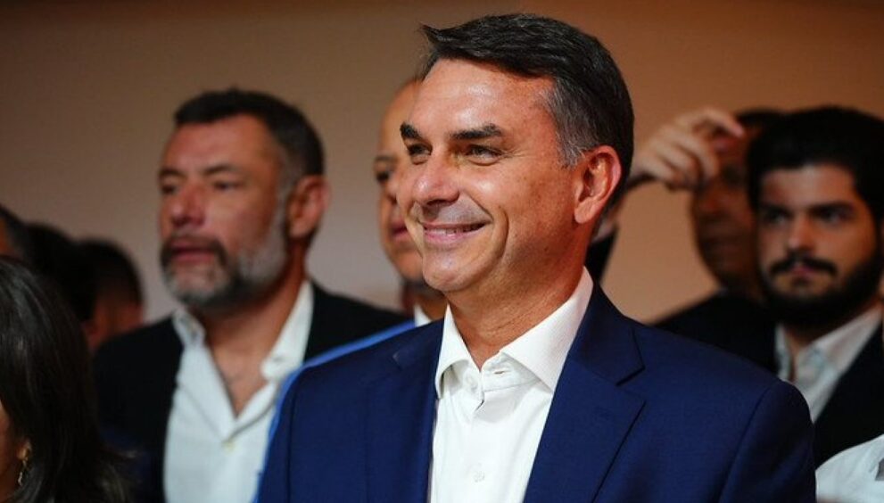 pf-faz-busca-em-endereco-ligado-a-flavio-bolsonaro-apos-senador-deixar-o-brasil