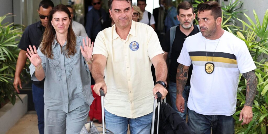 apos-derrota-eleitoral,-flavio-bolsonaro-embarca-em-voo-para-aos-eua