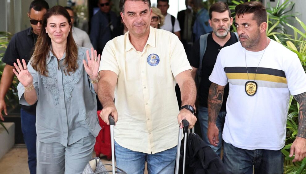 apos-derrota-eleitoral,-flavio-bolsonaro-foge-em-voo-para-os-eua