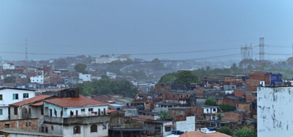 frente-fria-provoca-quedas-de-arvores-e-ameaca-de-desabamento-em-salvador