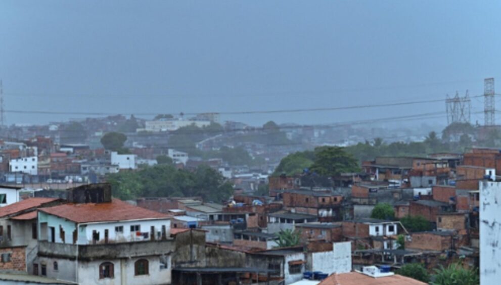 frente-fria-provoca-quedas-de-arvores-e-ameaca-de-desabamento-em-salvador