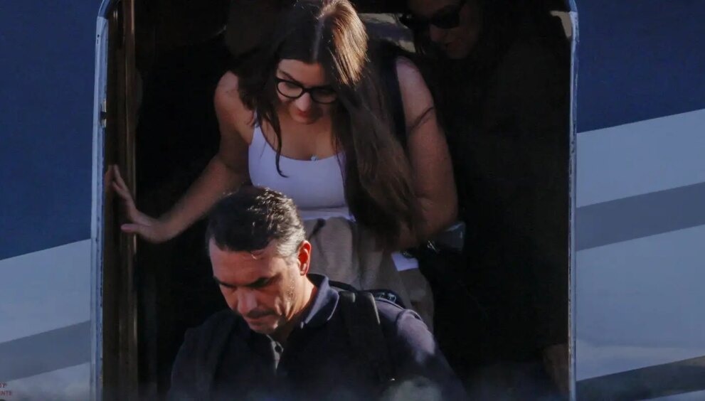 flavio-bolsonaro-desembarca-nos-eua-com-a-familia-apos-fugir-do-brasil