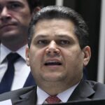 Carlos visita Jair Bolsonaro e diz ter pedido desculpas pelos erros dos filhos