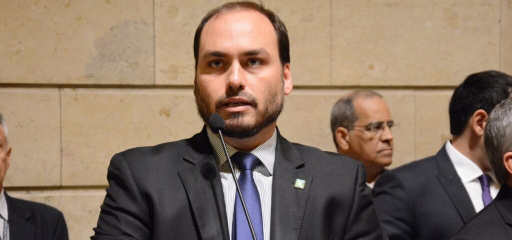 carlos-visita-jair-bolsonaro-e-diz-ter-pedido-desculpas-pelos-erros-dos-filhos