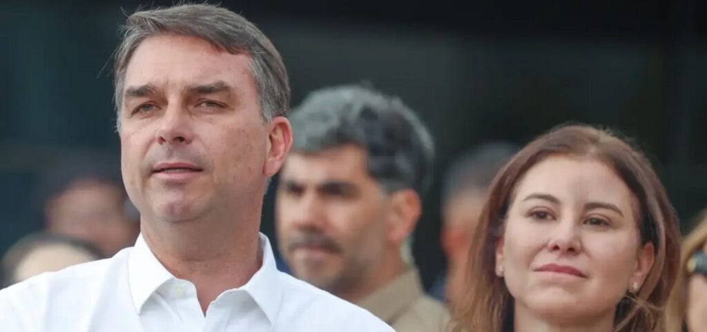 flavio-bolsonaro-e-familia-recebem-autorizacao-humanitaria-para-permanecer-nos-eua-por-um-ano