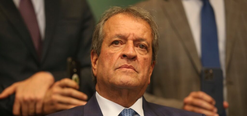 defesa-de-bolsonaro-pede-autorizacao-para-visita-de-valdemar-apos-fuga-de-flavio-do-brasil