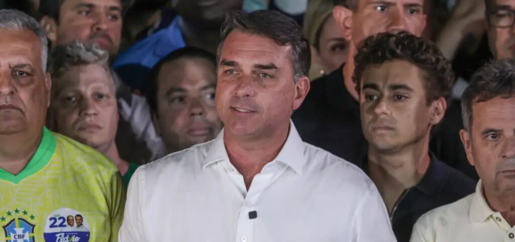 apos-fugir-para-os-eua,-flavio-bolsonaro-se-autodeclara-“presidente-eleito”-do-brasil