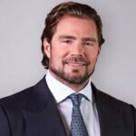 Após fugir para os EUA, Flávio Bolsonaro se autodeclara “presidente eleito” do Brasil