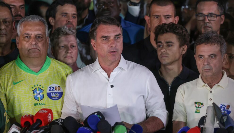 sem-provas,-flavio-bolsonaro-diz-que-eleicoes-no-pais-foram-fraudadas