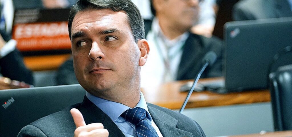 pf-avalia-pedir-bloqueio-de-bens-e-contas-bancarias-de-flavio-bolsonaro