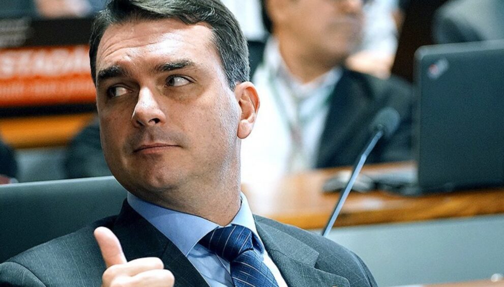pf-avalia-pedir-bloqueio-de-bens-e-contas-bancarias-de-flavio-bolsonaro