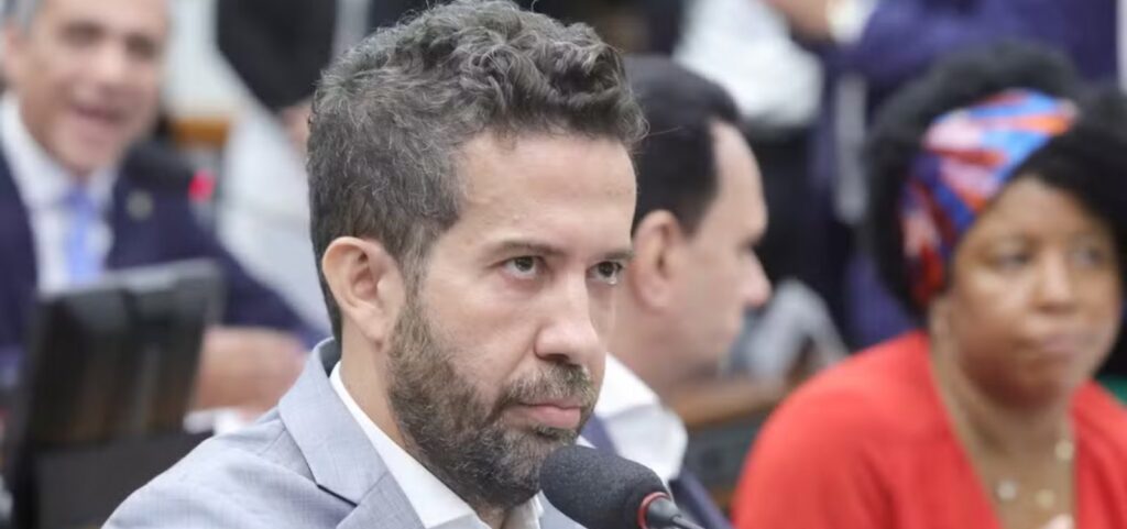 janones-diz-que-pode-ser-mais-util-a-lula-no-congresso-do-que-em-ministerio
