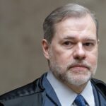 Funcionário da Casa Branca organizou jato usado por Flávio Bolsonaro em fuga, diz NYT