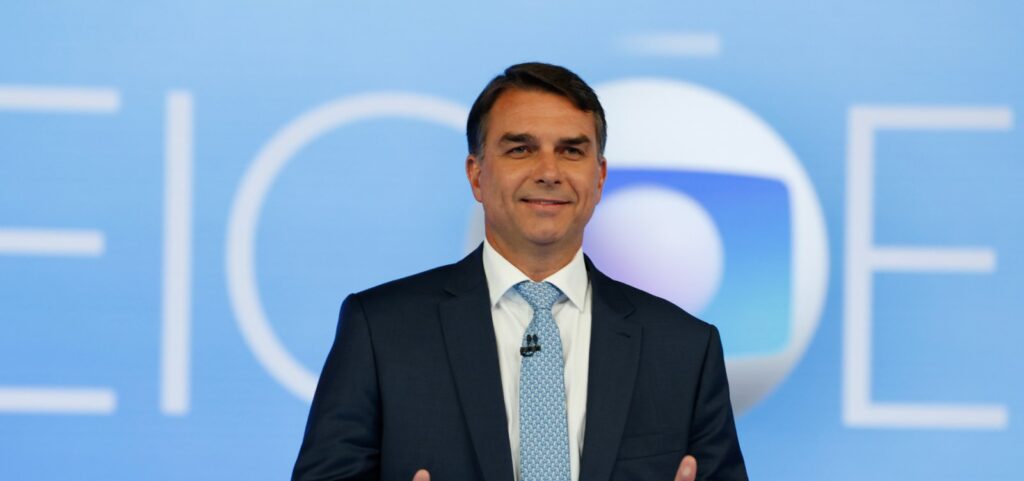 funcionario-da-casa-branca-organizou-jato-usado-por-flavio-bolsonaro-em-fuga,-diz-nyt