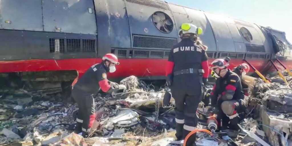 sobe-para-69-numero-de-mortos-em-colisao-de-trens-na-espanha