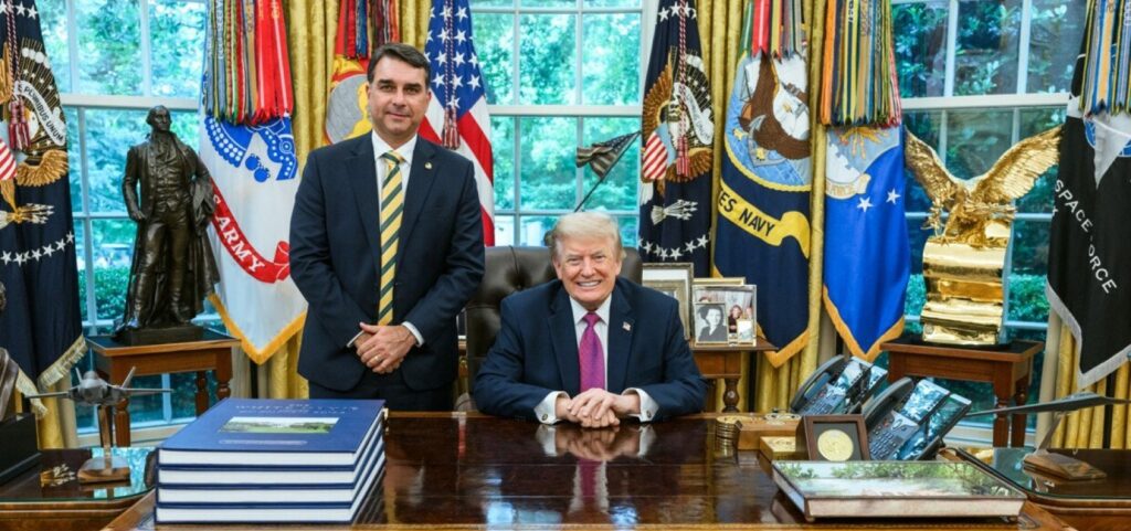 apoiadores-de-flavio-bolsonaro-apelam-por-intervencao-no-pais-em-postagens-de-donald-trump